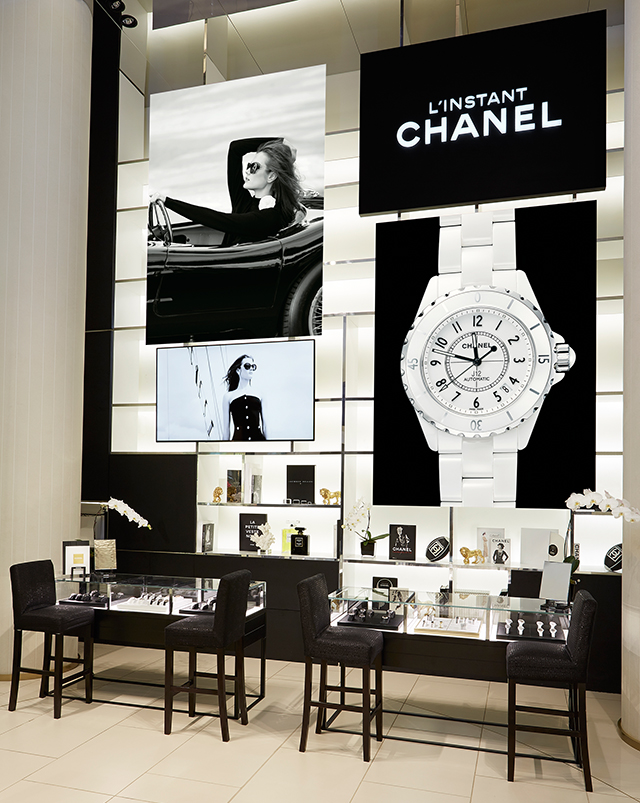 Временный магазин часов Chanel в Лувре