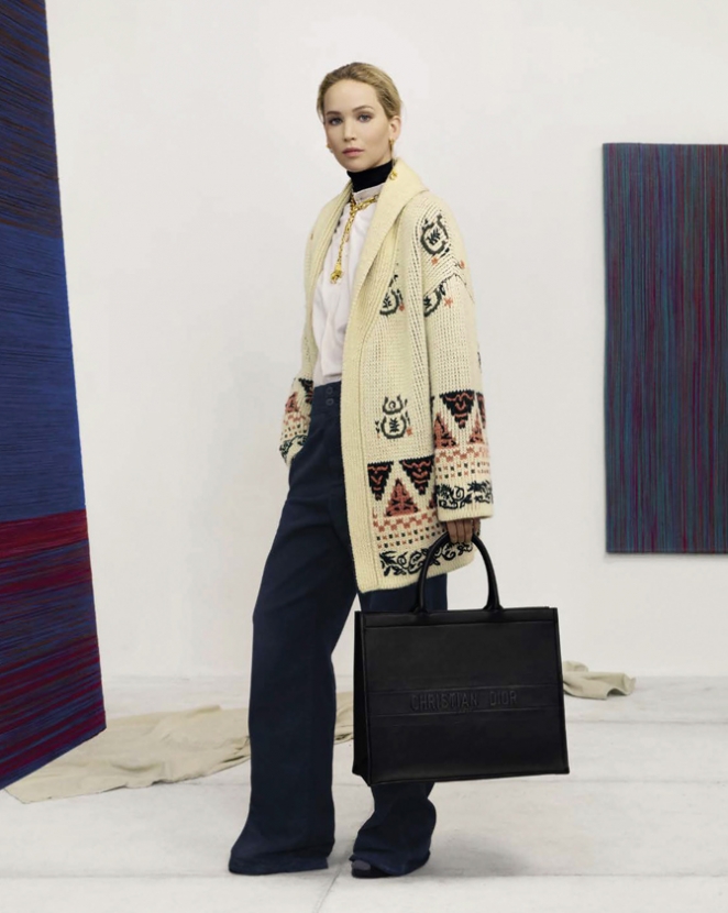 Дженнифер Лоуренс в картинной галерее в новой кампании Dior