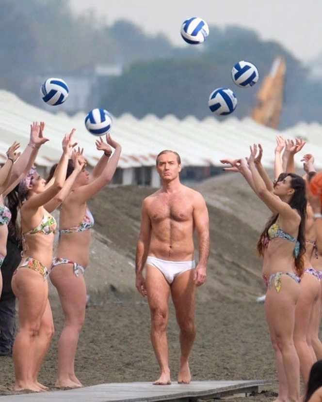 Возвращение Джуда Лоу: актёр показал своё идеальное тело на пляже в Венеции
