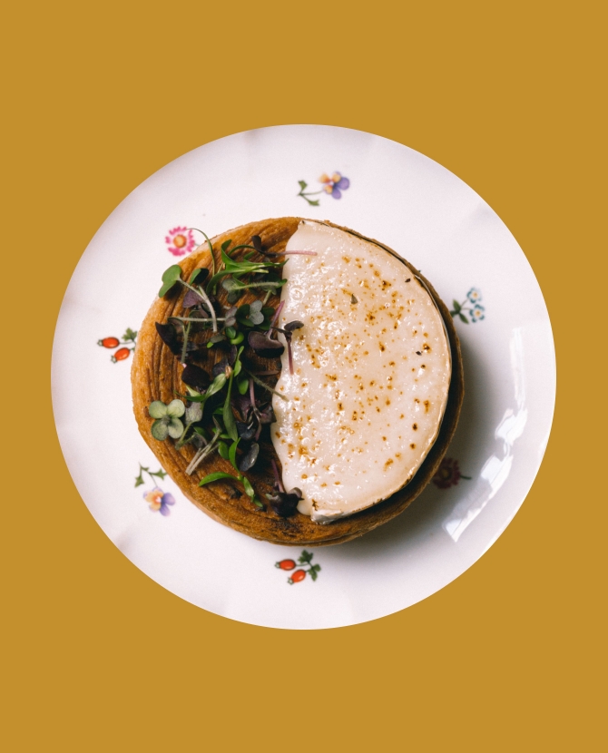 ​​Новости ресторанов: даниш с кремом из арахиса и хурмой, открытие новоорлеанского поп-ап проекта и другие идеи на 14 февраля