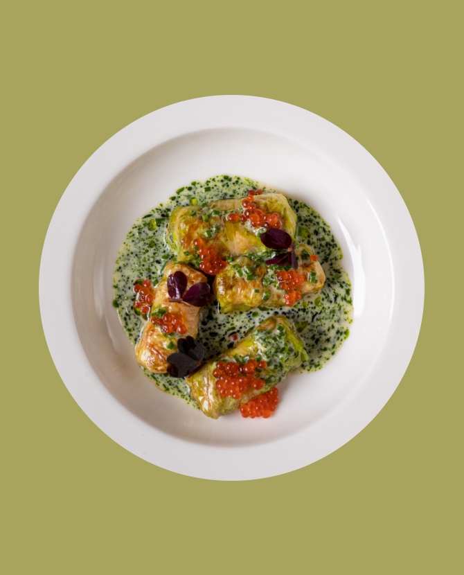 Новости ресторанов: черные тальятелле, голубцы с икорным соусом и блестящие торты