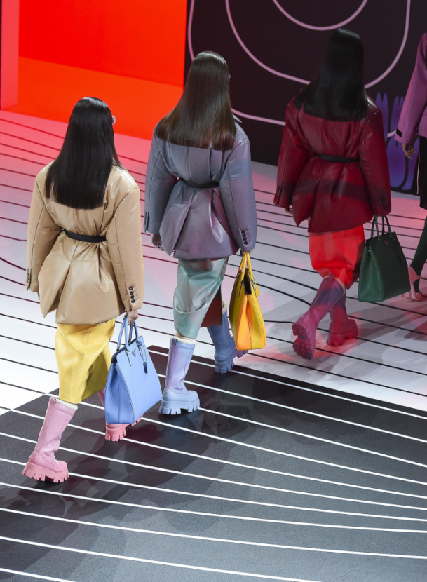 Посмотрите онлайн-презентацию Prada — это первая совместная коллекция Миуччи Прады и Рафа Симонса