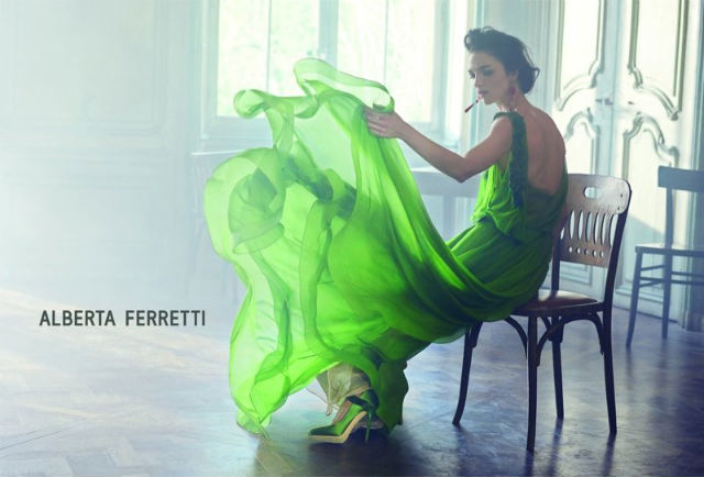 Мариякарла Босконо в весенней рекламной кампании Alberta Ferretti