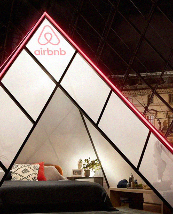 Политики раскритиковали Лувр за партнерство с Airbnb