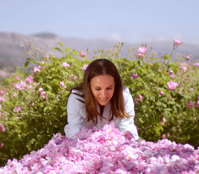 Натали Портман в розовых полях Dior