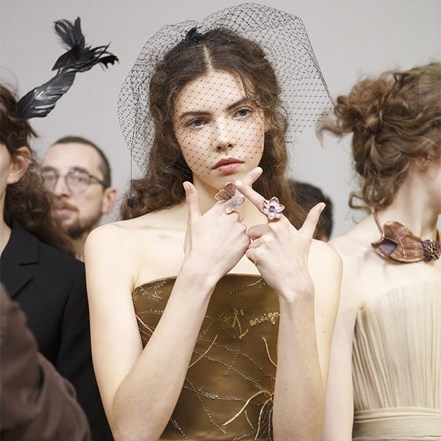 Красота в деталях: образ с показа Christian Dior Couture