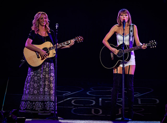 Тейлор Свифт спела про драного кота с Фиби из \"Друзей\"