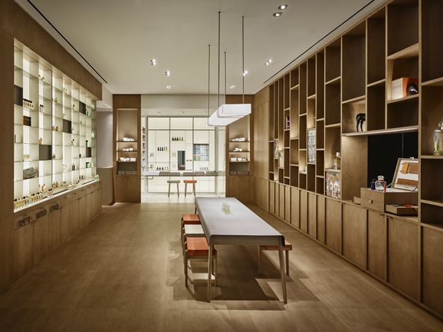 Hermès открыл первую парфюмерную библиотеку-бутик