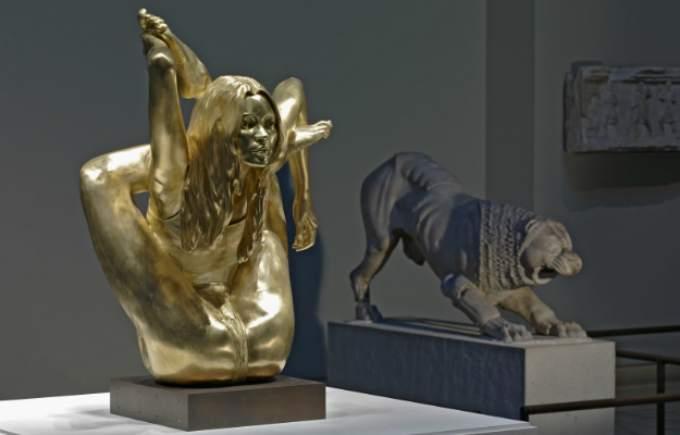Скульптура Кейт Мосс выставлена на Sotheby's
