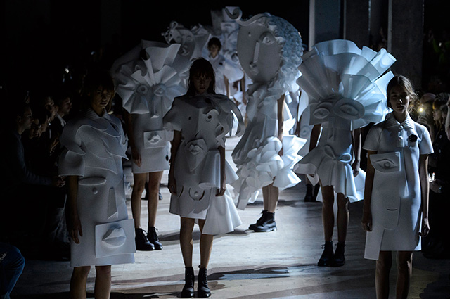 Неделя высокой моды: Viktor & Rolf, весна 2016 Неделя высокой моды: Viktor & Rolf, весна 2016