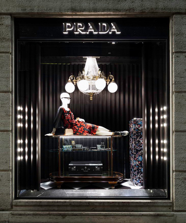 Кабинет редкостей: праздничные витрины Prada