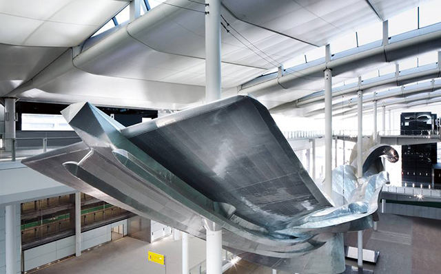 Ричард Уилсон открыл скульптуру в лондонском аэропорту Хитроу