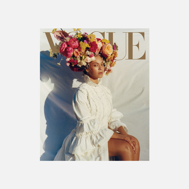 Бейонсе позирует в белом платье и цветочном головном уборе на новой обложке американского Vogue