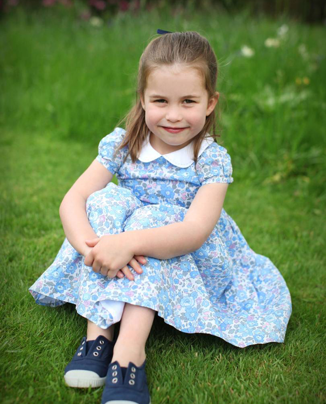 Кейт Миддлтон показала новые фотографии принцессы Шарлотты в честь её дня рождения
