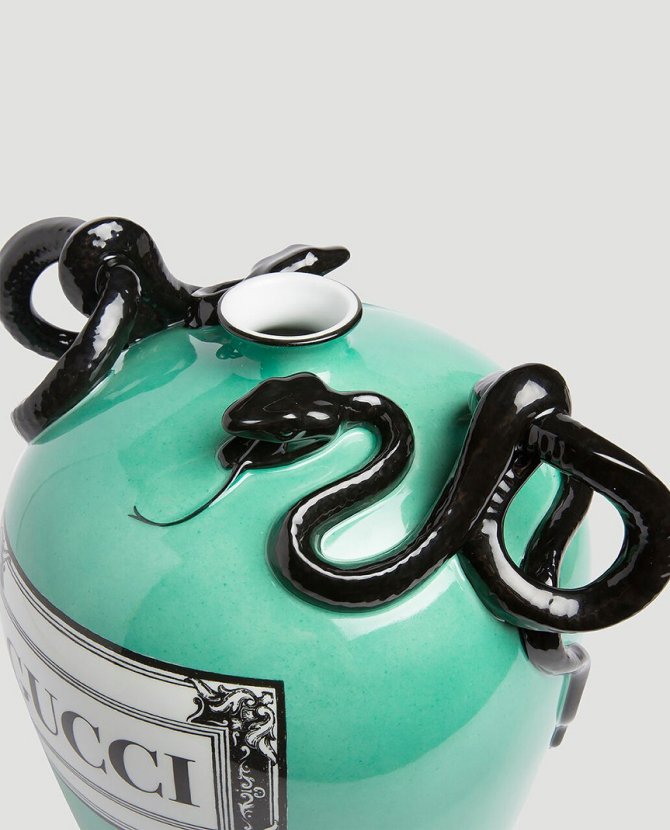 Gucci выпустил новую коллекцию фарфоровых ваз со змеями вместо ручек