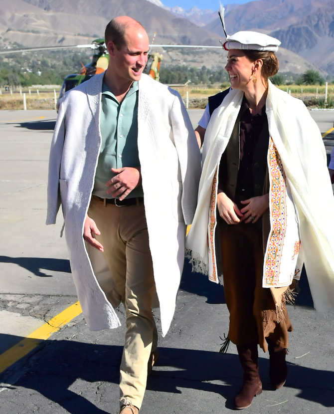 Кейт Миддлтон и принц Уильям примерили традиционные костюмы во время визита в Пакистан