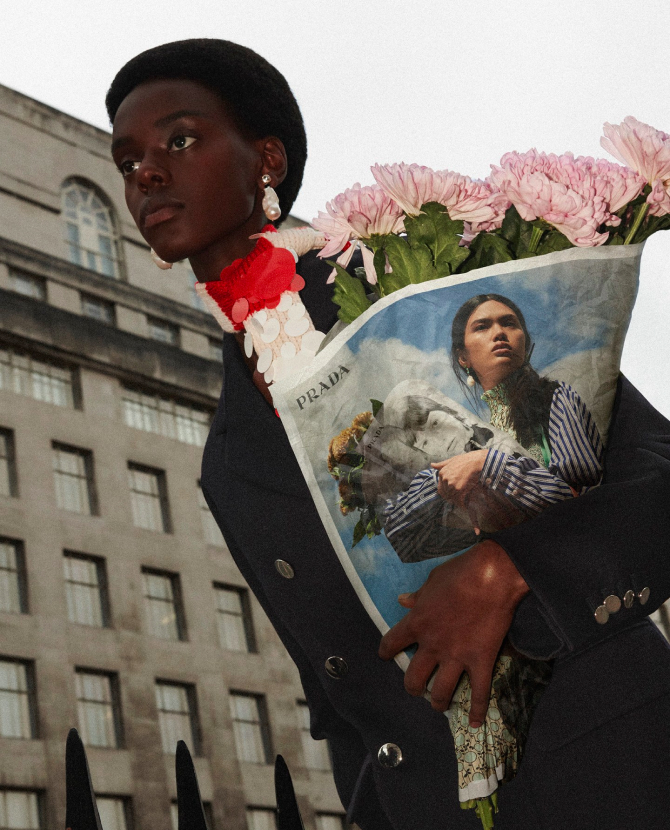 Prada поместил кадры из новой рекламной кампании на обертку для цветов