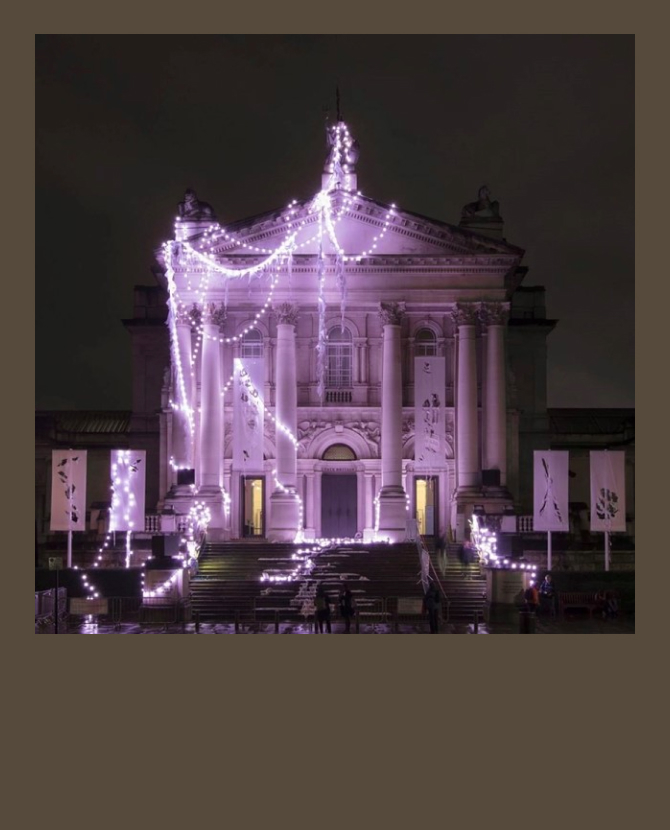 Британская художница сделала постапокалиптический праздничный декор для Tate Britain