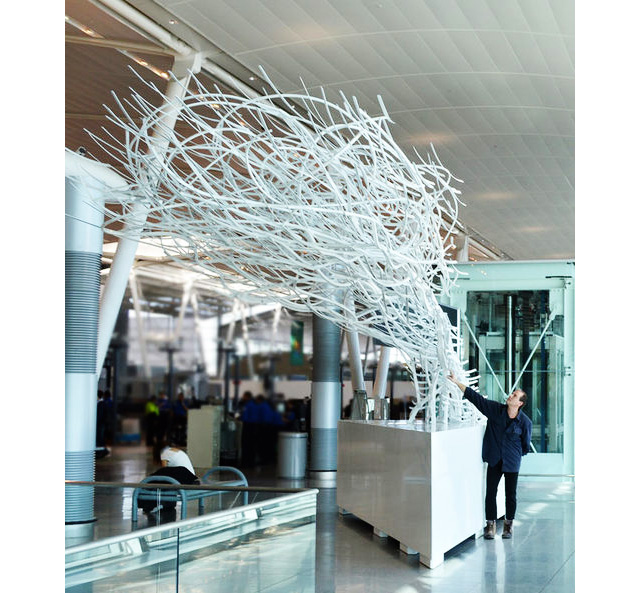 Скульптура Димитара Луканова в терминале аэропорта Кеннеди