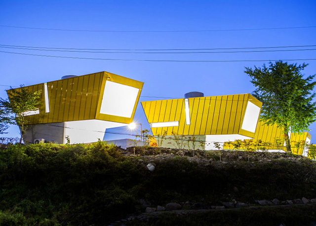 Асимметричные желтые резиденции в пригороде Сеула