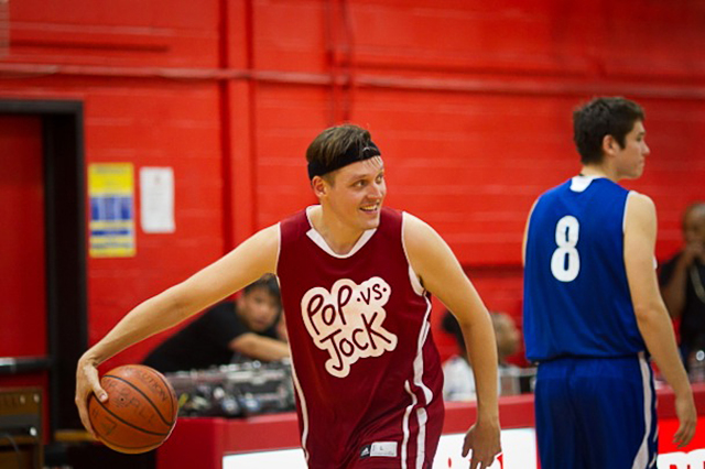 Arcade Fire, The Strokes и Bon Iver участвуют в благотворительном баскетбольном матче