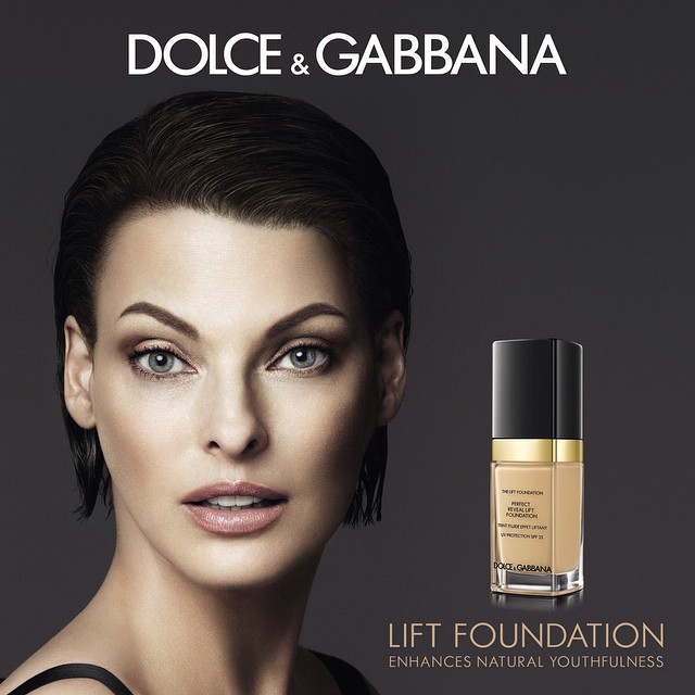 Линда Евангелиста стала лицом тонального средства Dolce & Gabbana
