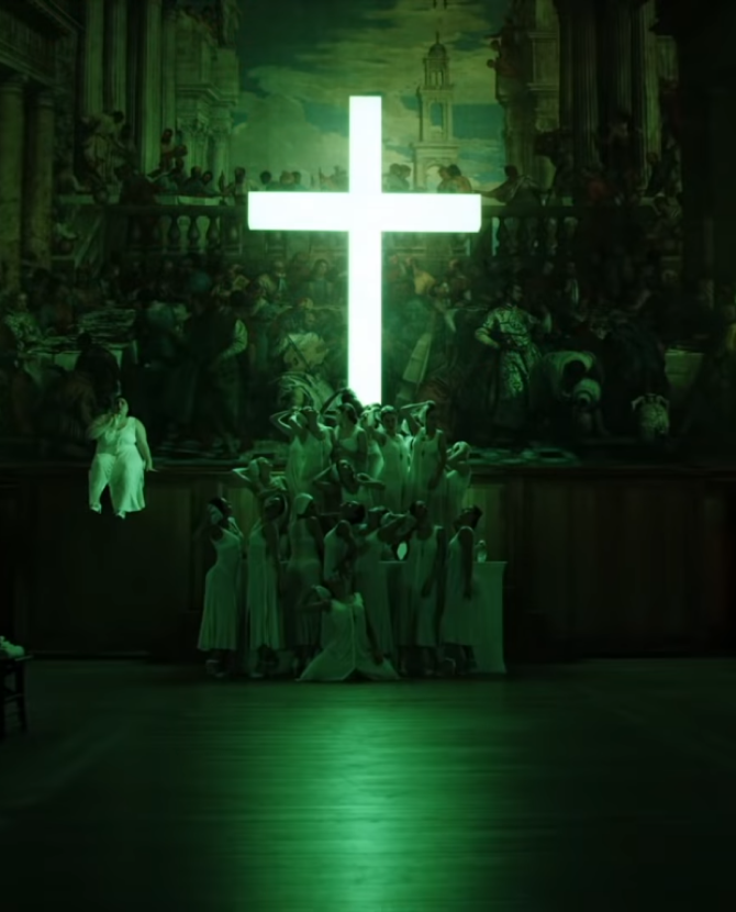 Джуд Лоу многозначительно улыбается во втором трейлере «Нового папы»