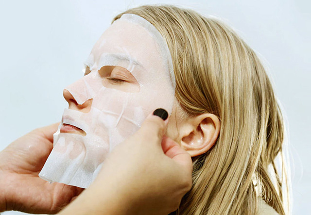 Перед сном: лучшие тканевые маски для лица