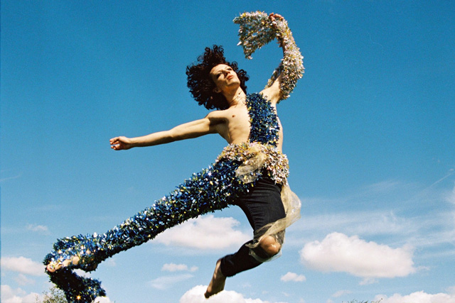 Тоги от Вивьен Вествуд: английский дизайнер выпустила серию унисекс-одежды