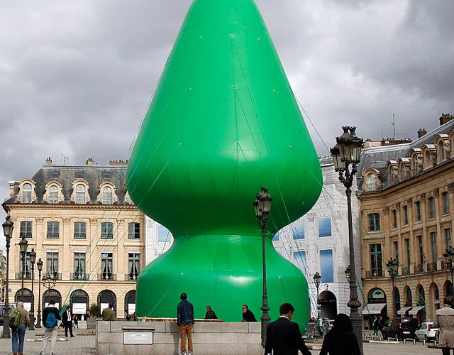 Пол МакКарти установил экстравагантную скульптуру в Париже