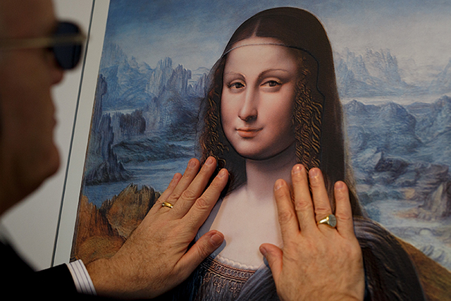 В музее Прадо посетители могут трогать картины