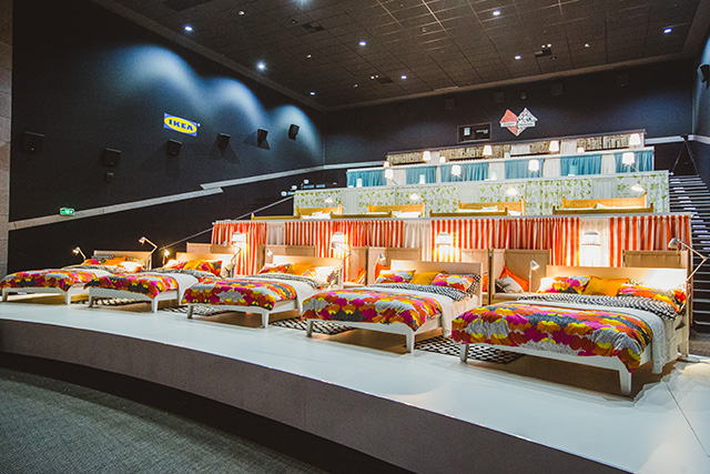 IKEA открыли в Москве кинотеатр с кроватями