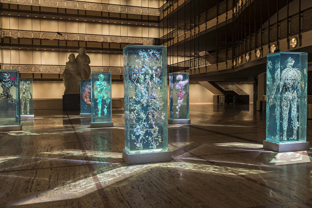 В Нью-Йорке представили инсталляции в виде застывших танцоров