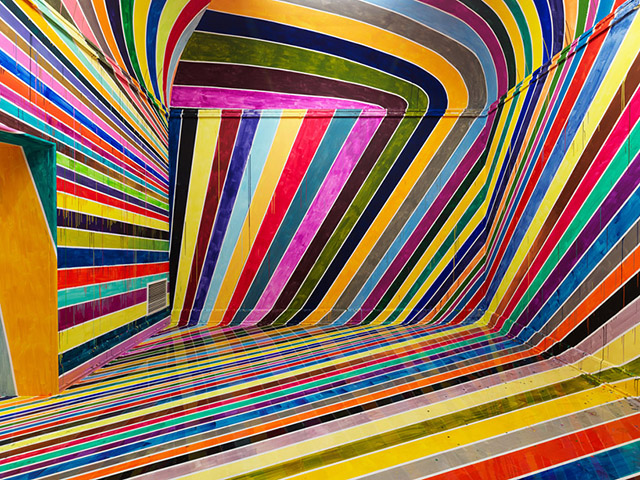Маркус Линненбринк превратил выставочные залы в полосатую инсталляцию