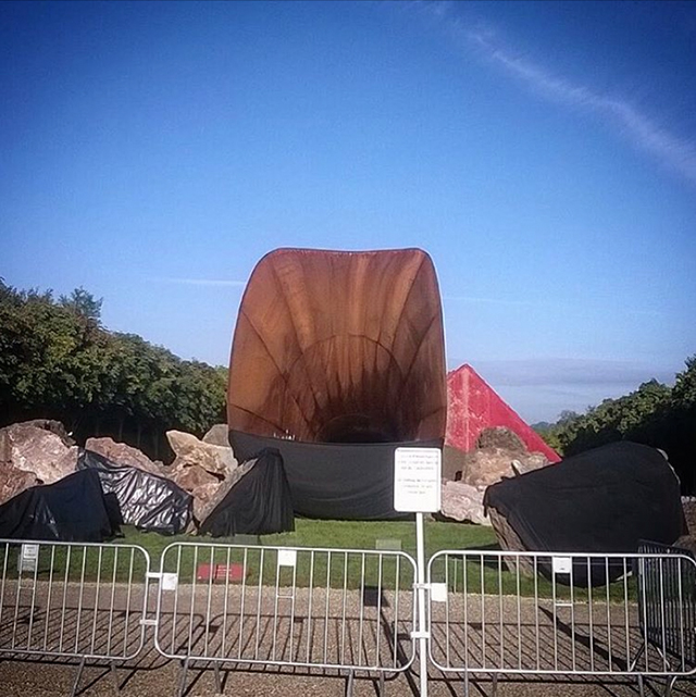 Расистские граффити на скульптуре Аниша Капура все-таки скрыли