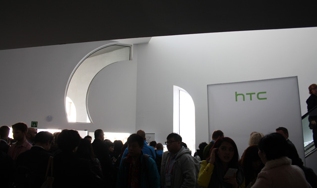 Новинки HTC на выставке MWC: смартфон Desire 816 и \"суперкомпьютер\"