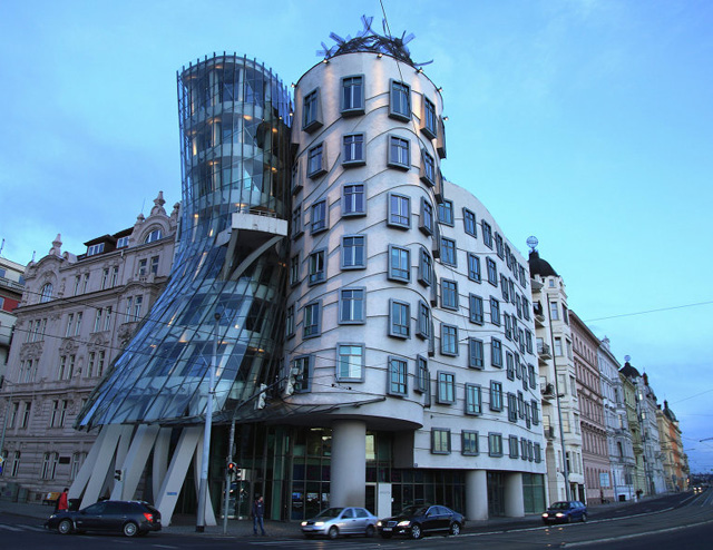 \"Танцующий дом\" в Праге продан за $18 млн