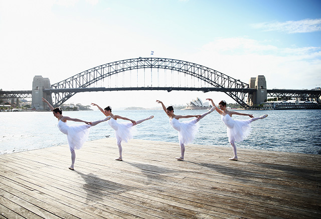 Австралийские балерины позируют перед началом \"Лебединого озера\"