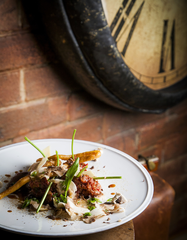 Хорошо сидим: обновленный гастробар \"Никуда не едем\" на Трехгорке