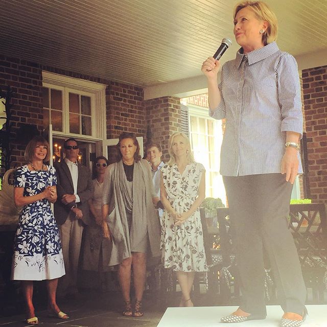Рука об руку: Анна Винтур поддерживает Хиллари Клинтон в предвыборной гонке