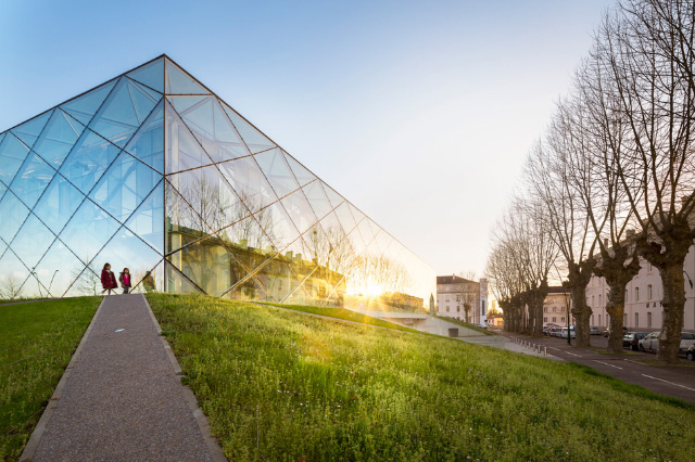 Стеклянная медиатека во Франции по проекту Archi5 Стеклянная медиатека во Франции по проекту Archi5
