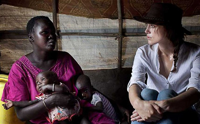 Кира Найтли посетила лагерь беженцев в Судане