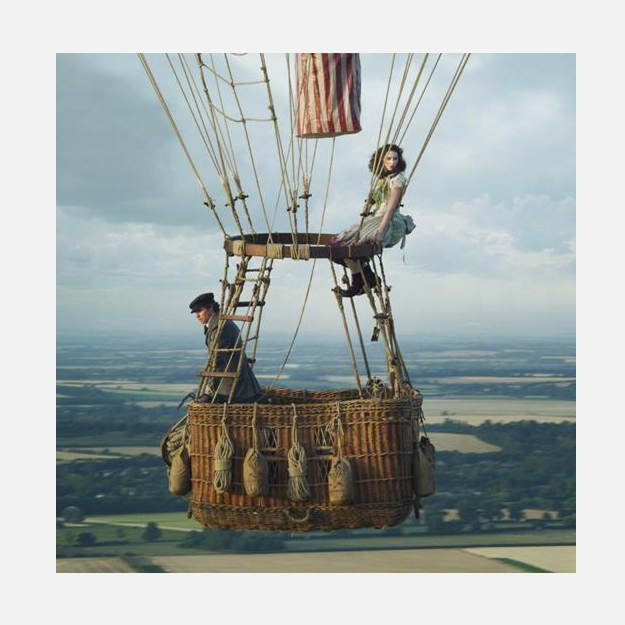 Эдди Редмэйн летает на воздушном шаре в первом кадре из драмы «Аэронавты»