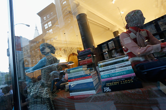 Андре Леон Телли оформил витрину книжного магазина Rizzoli
