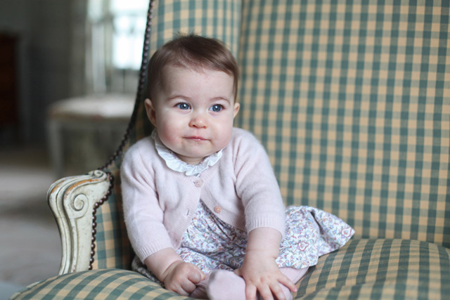Кенсингтонский дворец опубликовал фотопортреты принцессы Шарлотты