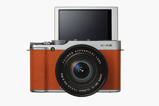 Мастера селфи: Fujifilm представили камеру с фронтальным экраном