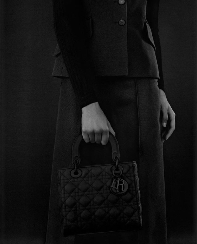 Dior выпустил полностью черную сумку Lady Dior