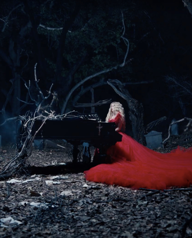 Аврил Лавин гуляет по ночному лесу в клипе на трек «I Fell In Love With The Devil»