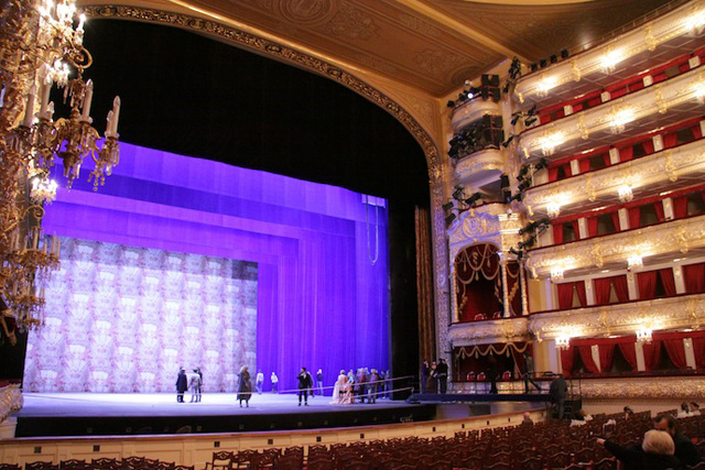 Большой театр начнет продавать билеты по 100 рублей