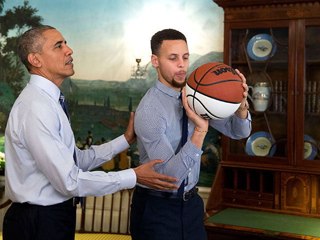 Барак Обама научил игрока NBA кидать мяч
